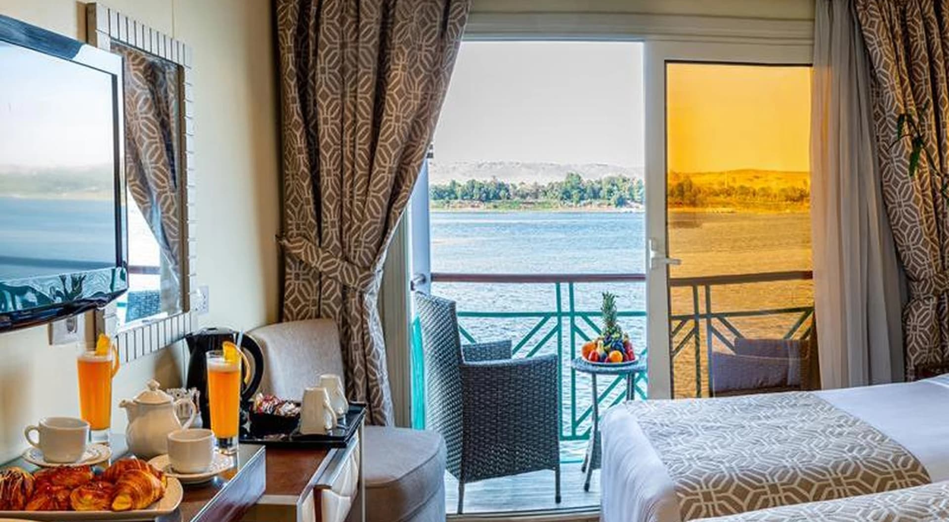Camarote con vistas al Nilo y desayuno servido junto a la ventana