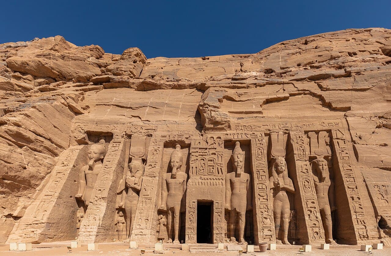 Fachada del templo de Nefertari, el templo pequeño de Abu Simbel
