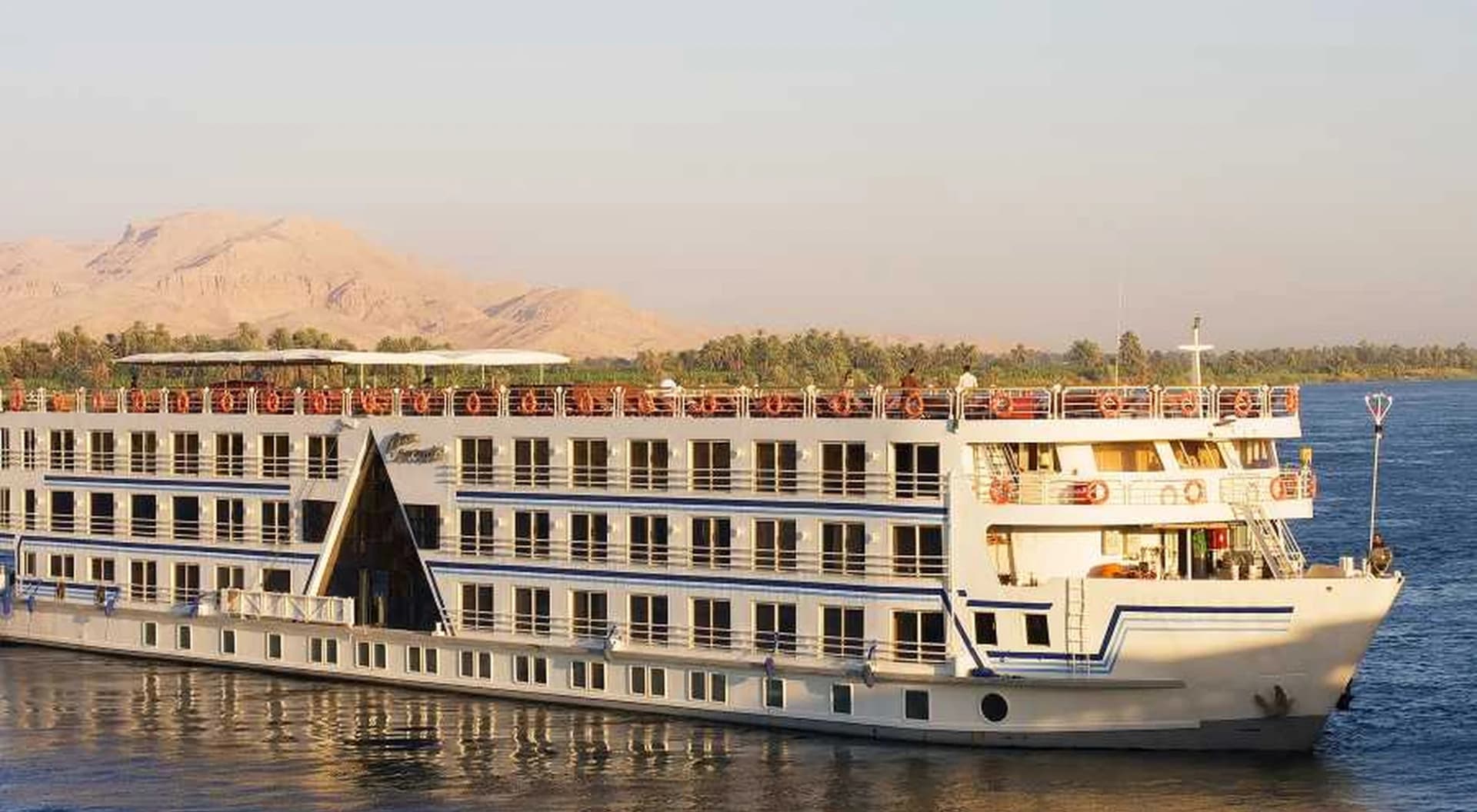 Barco de crucero en el Nilo, con montañas al fondo