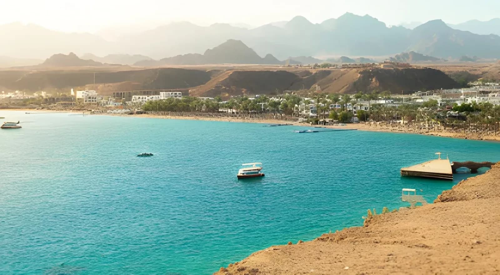 Bahía de aguas turquesas en la costa egipcia del Mar Rojo