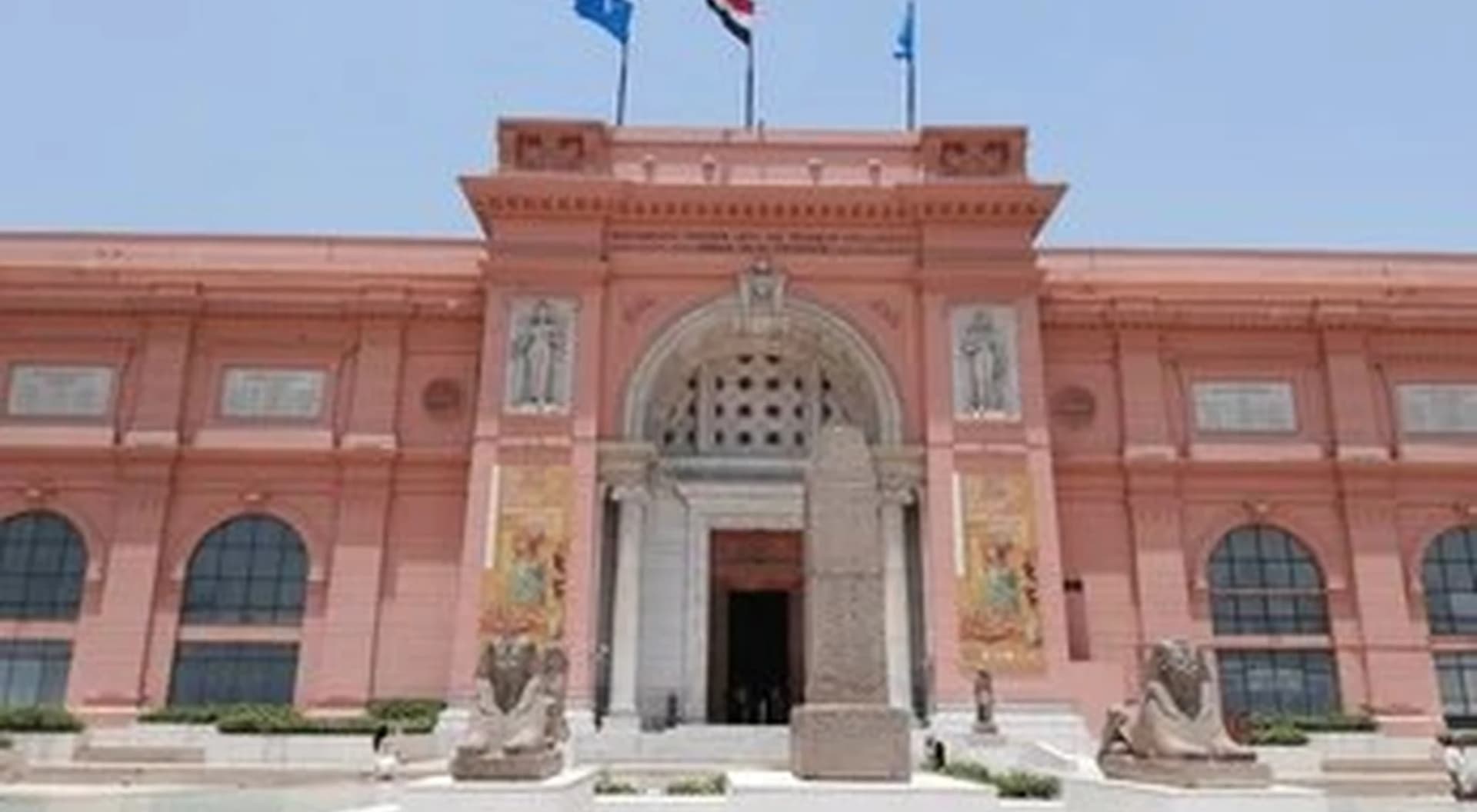 Fachada del Museo Egipcio en la plaza Tahrir de El Cairo
